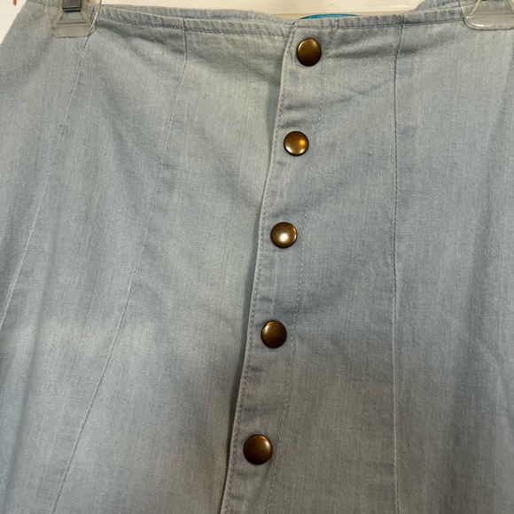NWOT Francesca’s Cute Denim Button Scallop Skirt - Picture 2 of 4